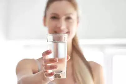 Теплая вода утром, в чем реальная польза и почему это должен делать каждый